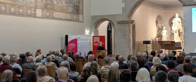 Nachdruck des Mechthild-Codex in Magdeburg überreicht