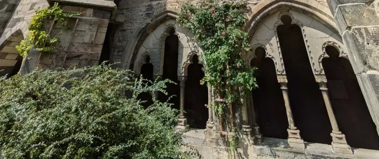 ›Unter großen Bögen‹ an der Straße der Romanik